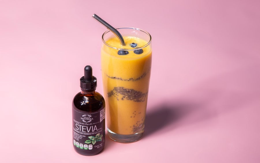 Smoothie de mango, chía, cúrcuma y berries